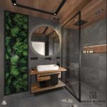 czarne okucia; zieleń w łazience; drewniany sufit; piękna łazienka